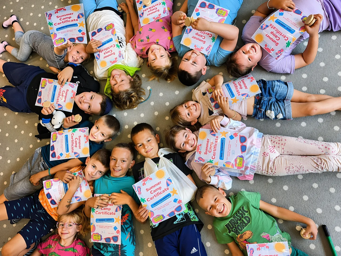 Dzieci podczas zajęć i wydarzeń w Happy Kids Piła